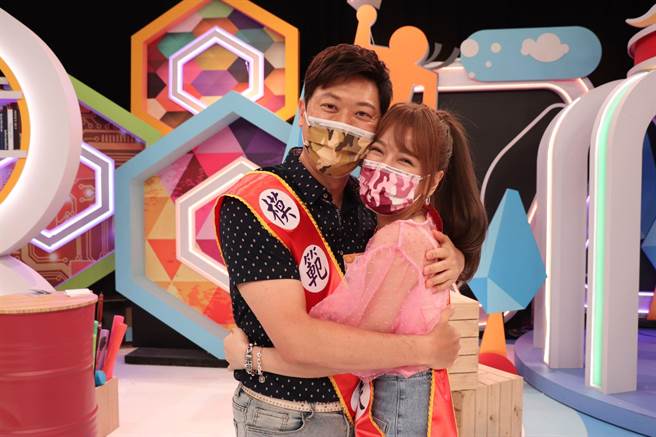 侯昌明（左）与曾雅兰夫妻在节目中放闪。（中天综合提供）