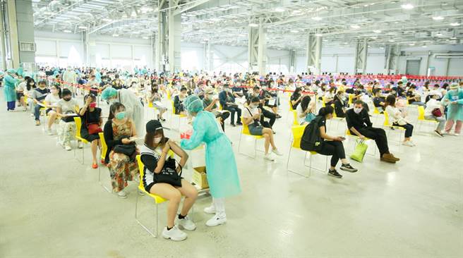 中央流行疫情指挥中心今晚完成申请，未来12至17岁青少年可打莫德纳疫苗。（图／示意图，记者张铠乙摄影）