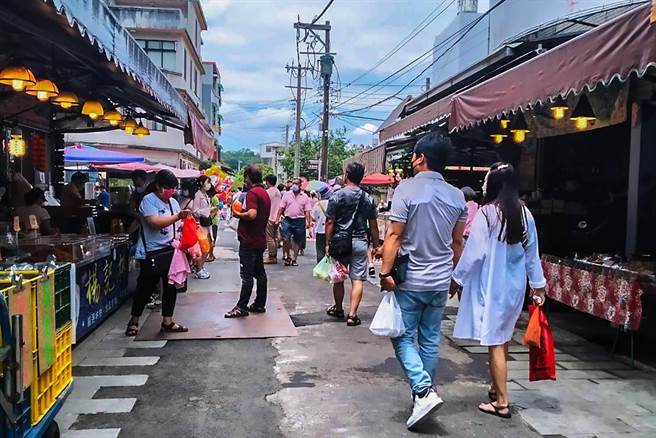 北埔老街情人节假期游客回流约4到5成。（罗浚滨摄）