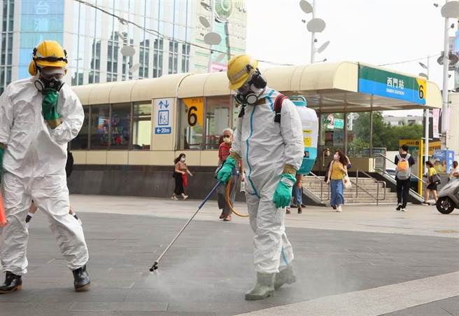 图为北市环保局人员在西门町站消毒，仅为示意图。（中时资料照）