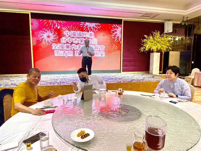国民党主席江启臣（中）15日中午受邀出席党代表餐会，台中市议会前议长张清堂（左）、副议长顏莉敏也到场，派系固椿意味浓厚。（卢金足摄）