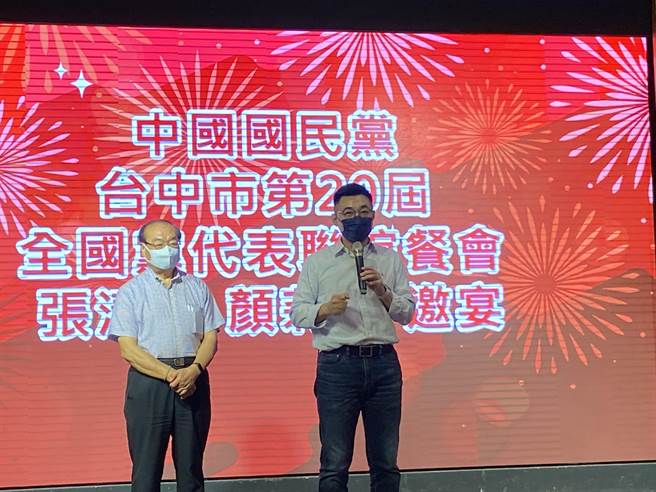 国民党主席江启臣（右）中午受邀出席宴请党代表餐会，争取支持他参选连任党主席。（卢金足摄）
