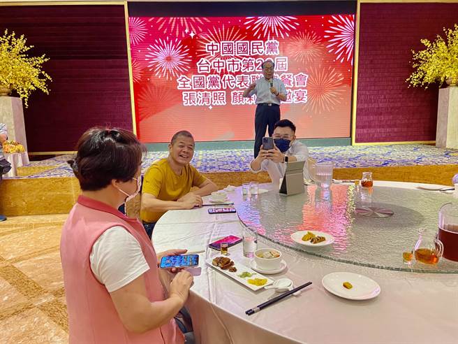 「照」得住！国民党籍立委杨琼璎（左）今天以绑起头髮的可爱造型现身，国民党主席江启臣还拿起手机帮她拍照，称讚「好年轻！」（卢金足摄）