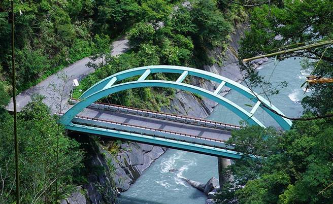 司馬庫斯大橋15日中午發生釣客落水的事故，警消已趕往現場救援。（翻攝自司馬庫斯官網）