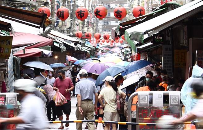 疫情趋缓，今日本土确诊数仅2例，下周是否有机会再降级？陈时中表示，观察的时间还是不够，因此下周不会降级。图为疫情下民眾日常生活。（图／记者陈俊吉摄影）