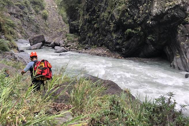 尖石鄉司馬庫斯塔克金溪發生釣落水被沖走意外，消防人員沿溪岸搜救。（新竹縣消防局提供／羅浚濱新竹傳真）
