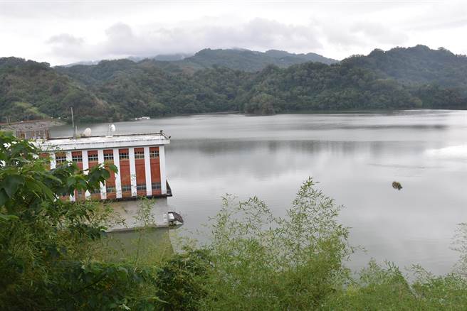 自来水公司正在兴建北送输水干管，将鲤鱼潭水库原水北送至头份、竹南地区。（谢明俊摄）