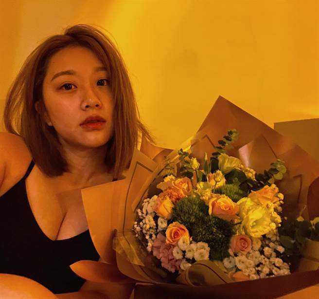 焦凡凡喜收男友送的鮮花，豐滿上圍呼之欲出。（摘自臉書）