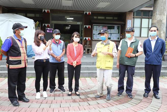 高雄市议长曾丽燕今（15）日深入桃源灾区，探望辛劳的救灾救护人员，她也再三叮咛执勤要以安全为重，并代表议会送上关怀与感谢。（柯宗纬翻摄）