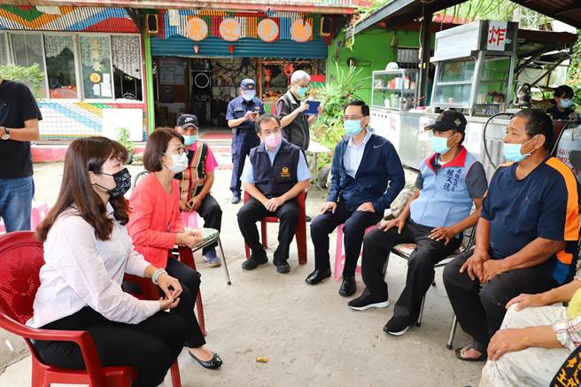 高雄市议长曾丽燕今（15）日深入桃源灾区，探望辛劳的救灾救护人员，她也再三叮咛执勤要以安全为重，并代表议会送上关怀与感谢。（柯宗纬翻摄）