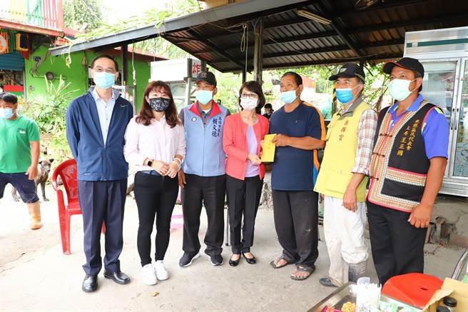 高雄市议长曾丽燕今（15）日深入桃源灾区，探望辛劳的救灾救护人员，她也再三叮咛执勤要以安全为重，并代表议会送上关怀与感谢。（柯宗纬翻摄）