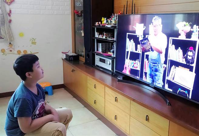 新北市立图书馆「怪兽小学堂」也结合农历七月，应景推出最会说故事的「书本怪」，同时邀请到故事高手「陆爸爸」与「彦如姊姊」，将陪亲子畅游绘本乐园。（市图提供）