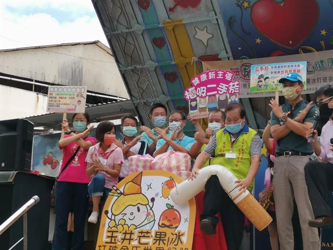 玉井商圈15日热闹举办无菸商圈宣导活动。（刘秀芬摄）