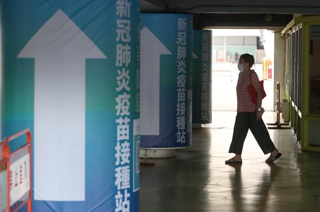 台北市本周累计13例本土，超过一半感染源关联不明。图为北市接种站。（资料照／郑任南摄）