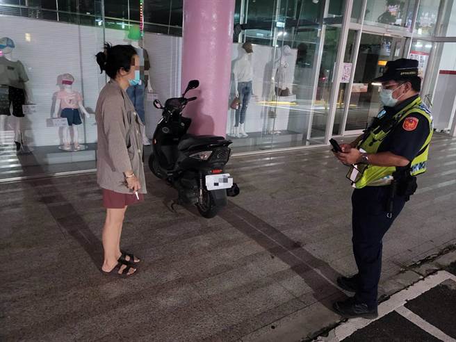 光天化日机车不翼而飞？原来是民眾搞乌龙，台中市警察局第四分局员警细心寻回，机车失去復得的妇人，直说真不好意思，频频向员警致谢。（民眾提供／卢金足台中传真）