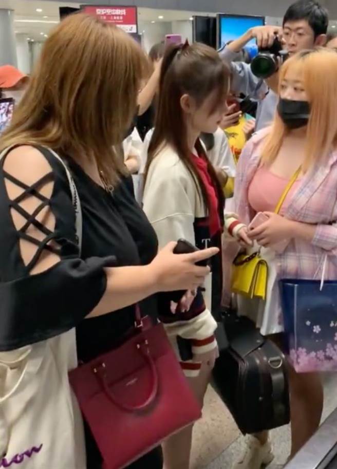 鞠婧禕全程擺臭臉，和粉絲零互動。(圖/翻攝自微博)