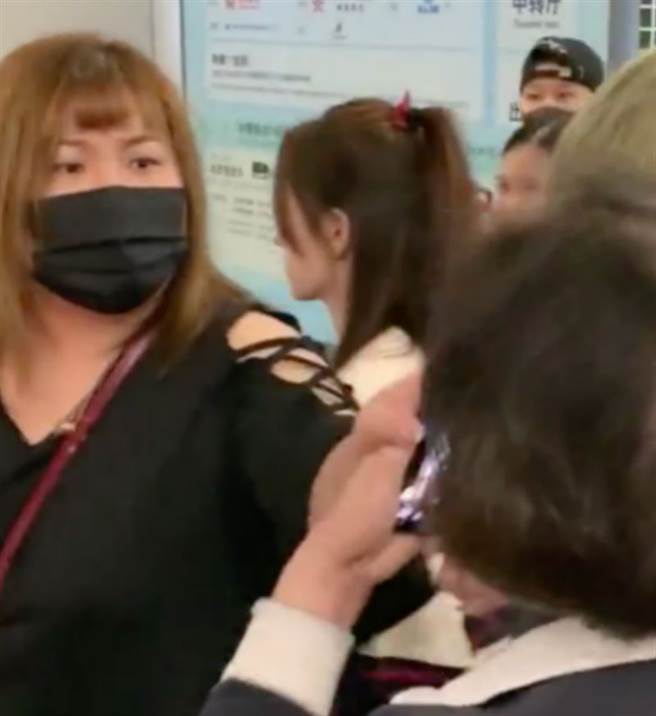 鞠婧禕被大批粉絲包圍。(圖/翻攝自微博)