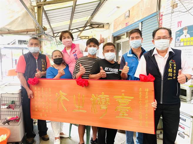 柔道選手楊勇緯及林真豪在東奧大放異彩，立委楊瓊瓔15日前往兩人家中致贈「臺灣之光」匾額。（陳淑娥攝）