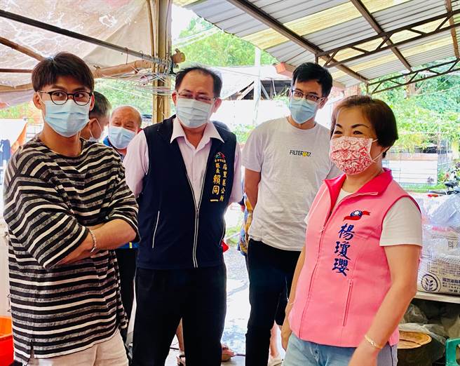 柔道選手楊勇緯及林真豪在東奧大放異彩，立委楊瓊瓔15日前往兩人家中致贈「臺灣之光」匾額。（陳淑娥攝）