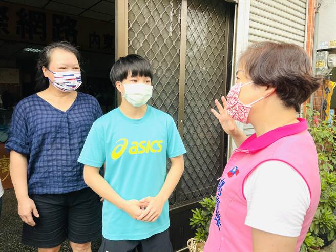 柔道選手楊勇緯及林真豪在東奧大放異彩，立委楊瓊瓔15日前往兩人家中致贈「臺灣之光」匾額。（陳淑娥攝）