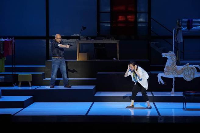 故事工厂以密室逃脱为主题的作品《庄子兵法》，今（15日）下午在国家戏剧院现场演出直播，观眾在线上欣赏，有如化身剧中的幕后藏镜人。（故事工厂提供）