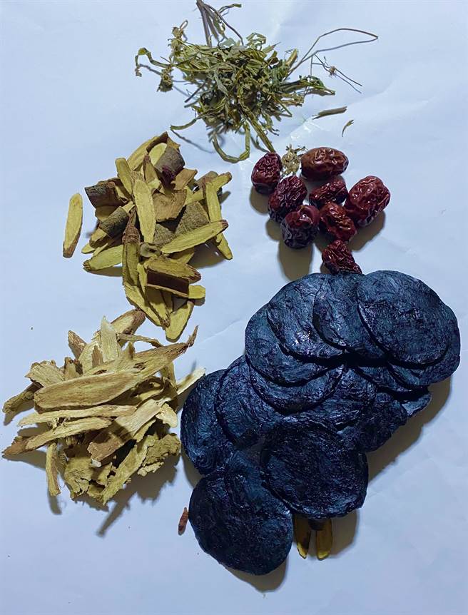 中药零售商表示，7月起中药材销售量一路下滑，并指出平均7至8月的销售量降约5成，甚至比疫情爆发前来的更低，中药商说，接种率的提升确实减少民眾购买意愿。（萧灵玺摄）