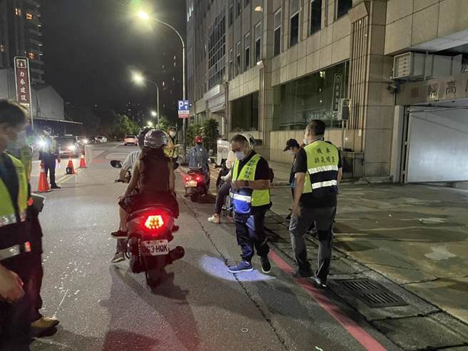 新北警除加強交通違規取締外，更結合監理站及環保局實施聯合稽查，擴大防處青少年改裝車輛。（新北交大提供）