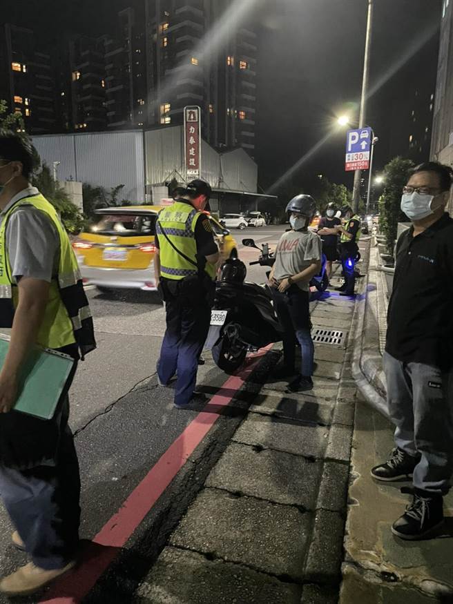 新北警除加強交通違規取締外，更結合監理站及環保局實施聯合稽查，擴大防處青少年改裝車輛。（新北交大提供）