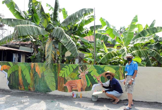 彩绘艺术家唐子发（右）与儿子唐绍钧融入地景，为竹田乡福田村带来惊艷艺术创作。（林和生摄）