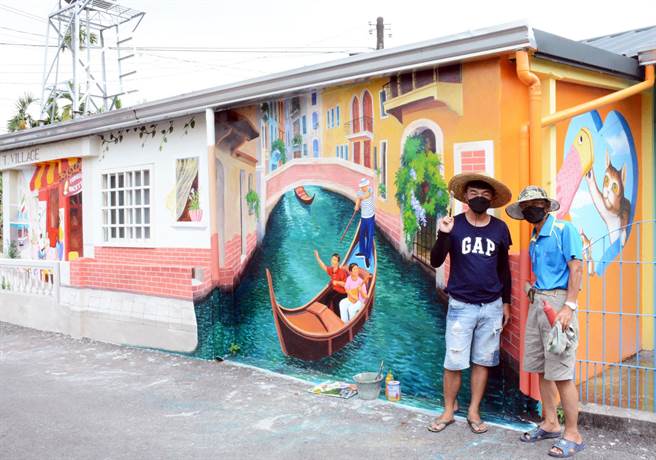 彩绘艺术家唐子发（右）与儿子唐绍钧携手合作，为福田村带来异国风景。（林和生摄）