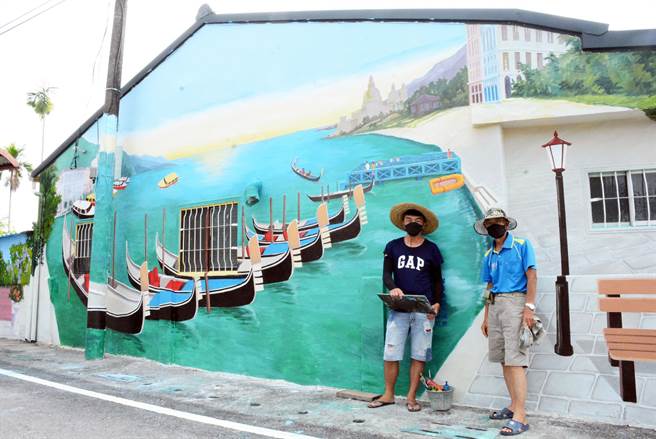 彩绘艺术家唐子发（右）与儿子唐绍钧携手合作，为福田村民打造偽出国风。（林和生摄）