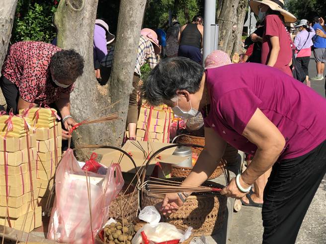 古寧村民在农历7月8日齐备丰盛菜肴，席地虔敬「路祭」国共阵亡官兵，抚慰长眠地下的两岸英灵。（李金生摄）