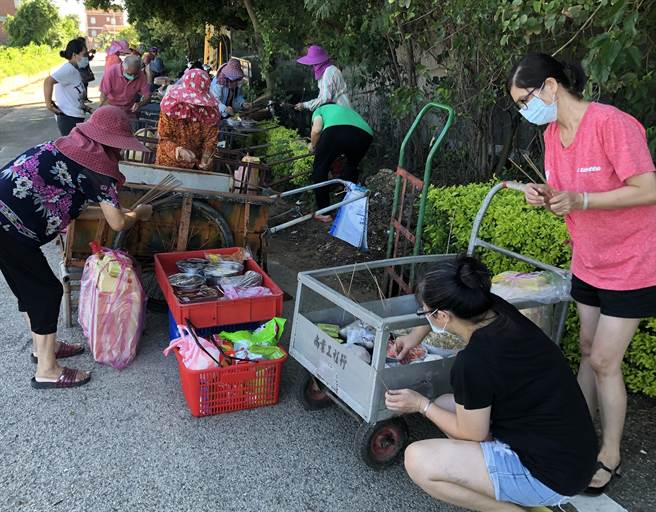 古寧村民在当年国共激战的海口路祭，传达祝愿两岸和平，永离战事的心声。（李金生摄）