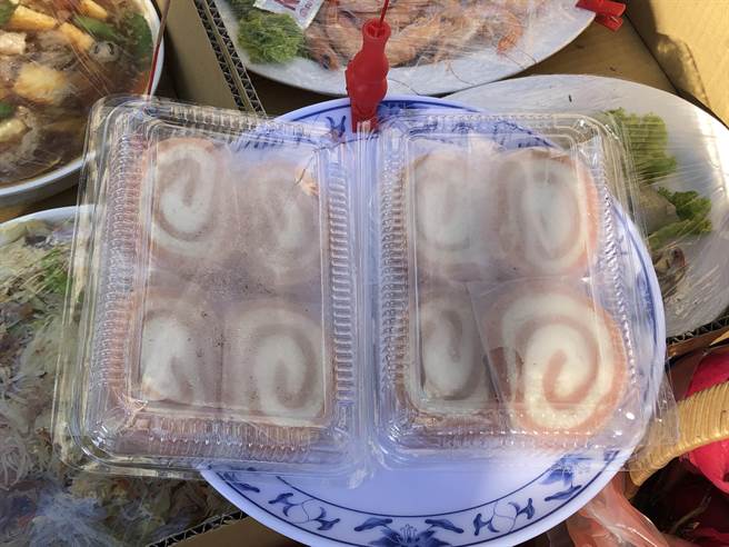 村民供奉金门传统糕点如凤片糕、卡车饼、寸枣糖、土仁糕、发粿，也让两岸英灵分享当地好口味。（李金生摄）