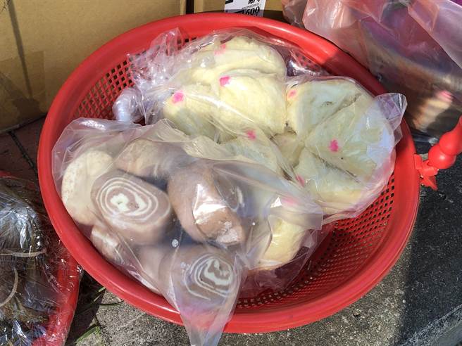 村民供奉金门传统糕点如凤片糕、卡车饼、寸枣糖、土仁糕、发粿，也让两岸英灵分享当地好口味。（李金生摄）