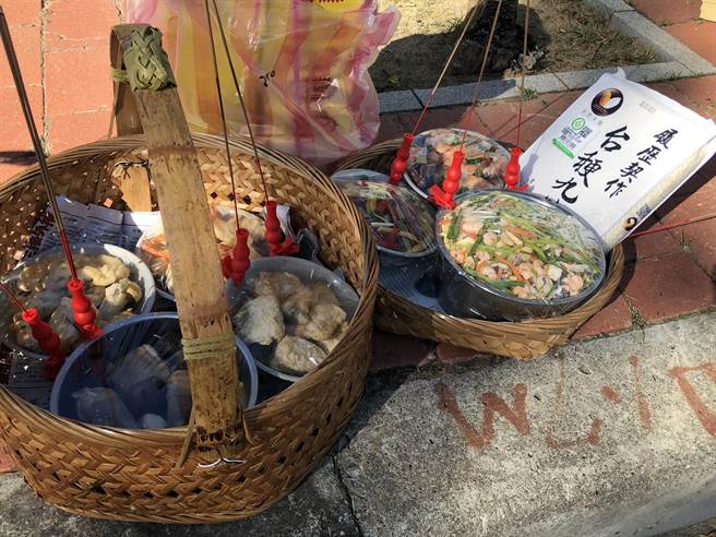 古寧乡亲供奉的菜肴十分丰盛，台湾优质白米也上桌。（李金生摄）