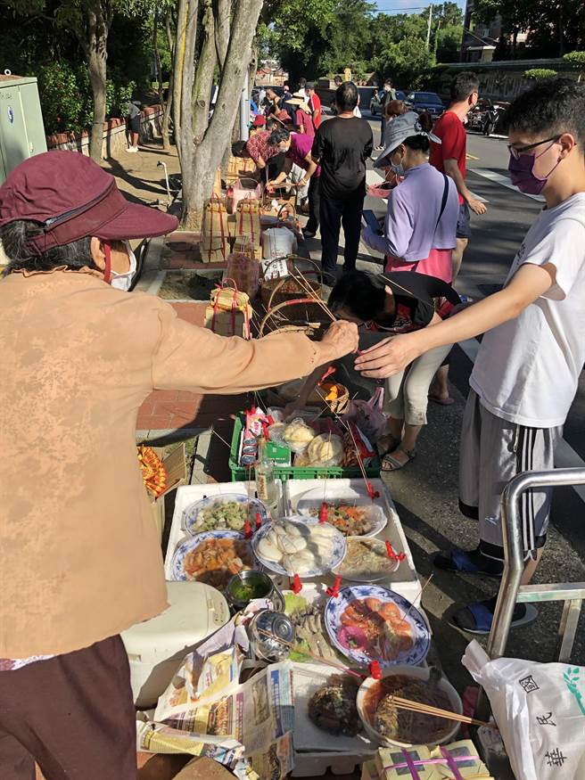 相沿数十载的地方特色祭祀，就在老阿嬷的手中传递下去。（李金生摄）