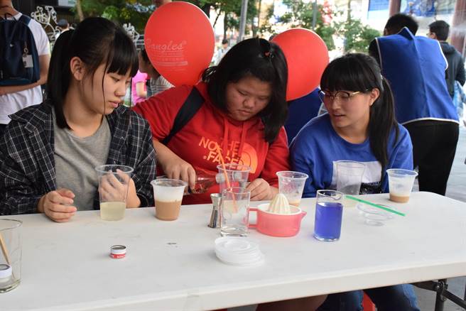 桃竹苗分署请来专业讲师教民眾体验漆作的乐趣，图为疫情前资料照片，本活动採线上。（桃竹苗分署提供／萧灵玺桃园传真）