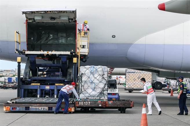 我国自购的24.96万剂莫德纳疫苗15日下午4时10分运抵桃园机场，后续将进行检验封缄作业。(陈麒全摄)