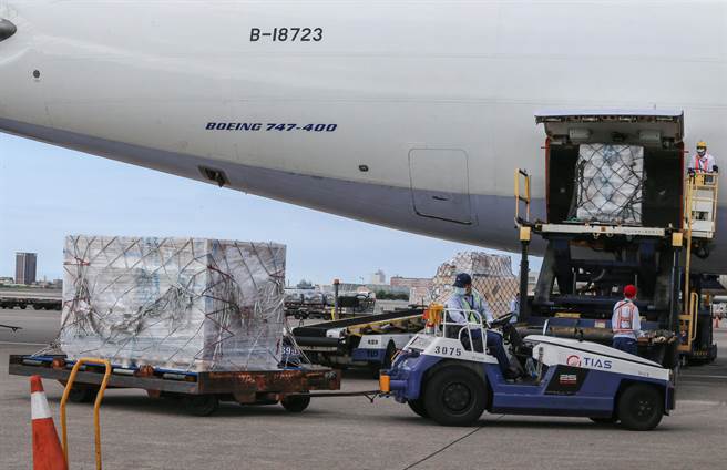 我国自购的24.96万剂莫德纳疫苗于15日下午4时10分运抵桃园机场。(陈麒全摄)