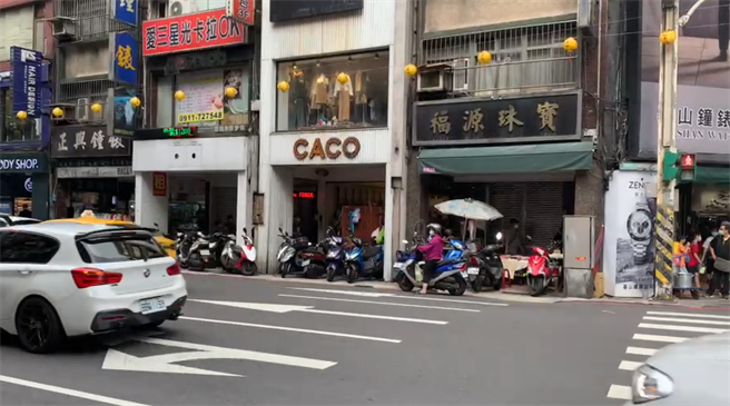 基隆廟口夜市路口附近驚傳民眾遭砍傷。（翻攝照片／陳彩玲基隆傳真）