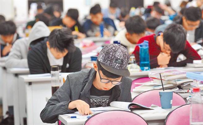 一般认为年轻人都很会用电脑，没想到其实误会大了！一名网友因为帮一个九年级生解决电脑问题而有惊人发现，直呼「我是不是老了啊？」在PTT引起热议。示意图非当事人。(本报资料照)