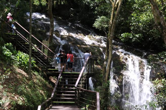 位于梅山乡太兴村的太兴飞瀑步道近来水量丰沛，假日也吸引不少游客前往踏青。（张亦惠摄）