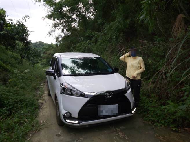 又是导航带错路，台南妇人车卡大内偏僻泥路。（读者提供／刘秀芬台南传真）