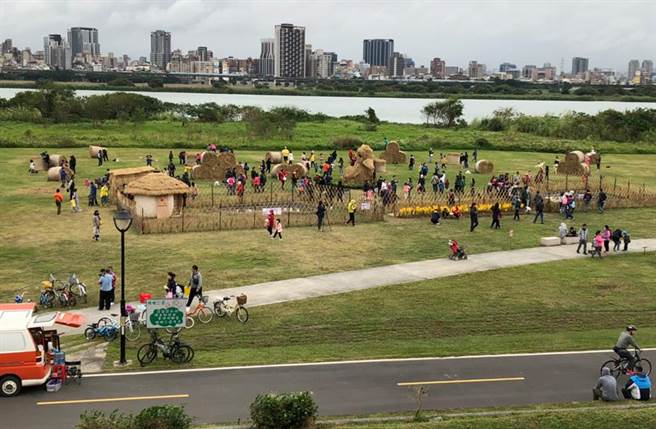 民眾15日在新北市三重鴨鴨公園玩空拍機，拍到水邊草叢浮屍，立刻報警。（中時資料照 李俊淇攝）