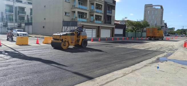 打入9米鋼板樁加固，佳里佳東路下陷道路搶修完工通車。（南市水利局提供／劉秀芬台南傳真）