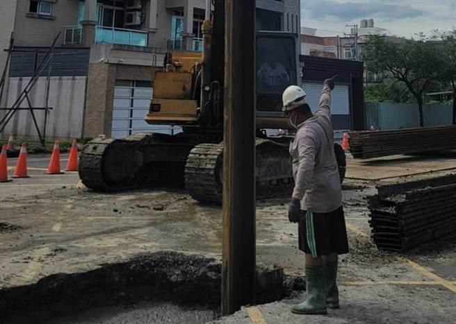 打入9米鋼板樁加固，佳里佳東路下陷道路搶修完工通車。（南市水利局提供／劉秀芬台南傳真）