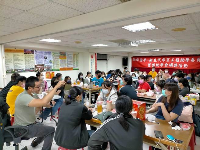 脱贫计画之生涯规划课程，社工与扶助学生一起探索。（社团法人高雄市社福慈善总会提供／林雅惠传真）