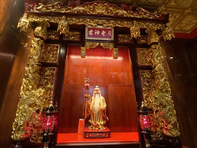 桃园景福宫月老夯，觅良缘送符令锁圈活动延长到月老圣诞。(蔡依珍摄)