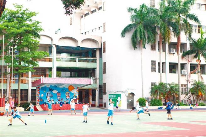 北市府研議9月1日實體開學，但上課不能脫口罩。（資料照／張立勳攝）